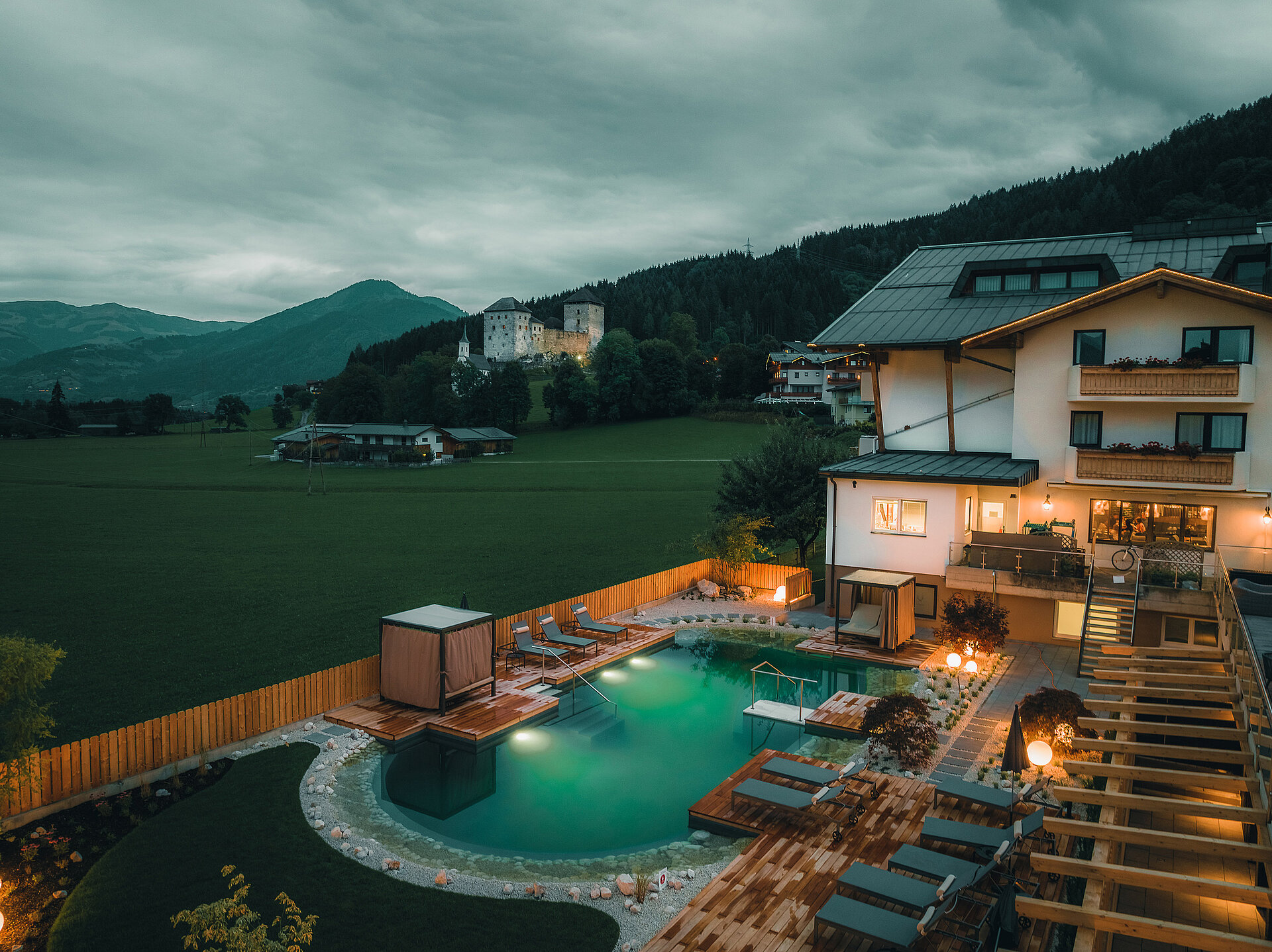 Außenansicht vom Hotel Soulsisters' mit Naturbadeteich